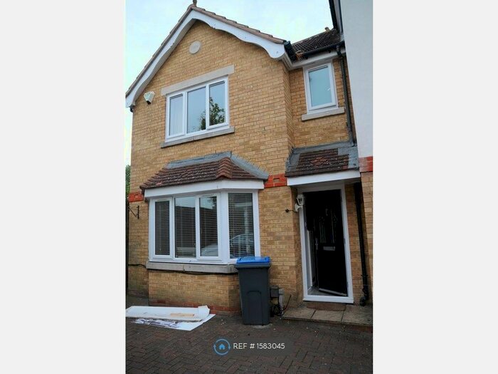 5 Bedroom Semi-Detached House To Rent In Nightingale Shott, Egham, TW20