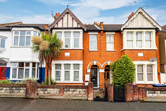 1 Bedroom Apartment For Sale In Hildaville Drive, Westcliff-on-sea, SS0