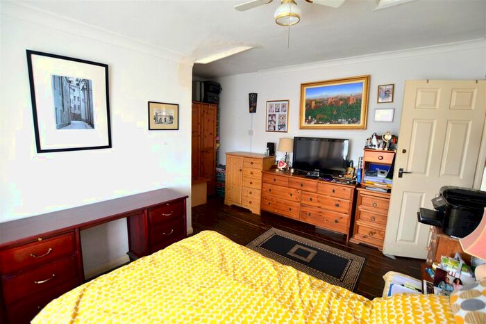 2 Bedroom Link Detached House For Sale In Crayle Street, Slough, Slough, SL2