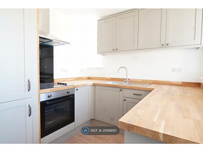 2 Bedroom Flat To Rent In Birds Royd Lane, Brighouse, HD6