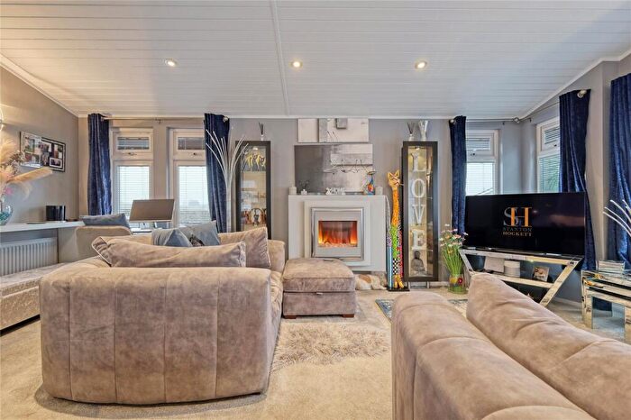 3 Bedroom Bungalow For Sale In Chestnut Grove, Hayes Country Park, Battlesbridge, Wickford, SS11