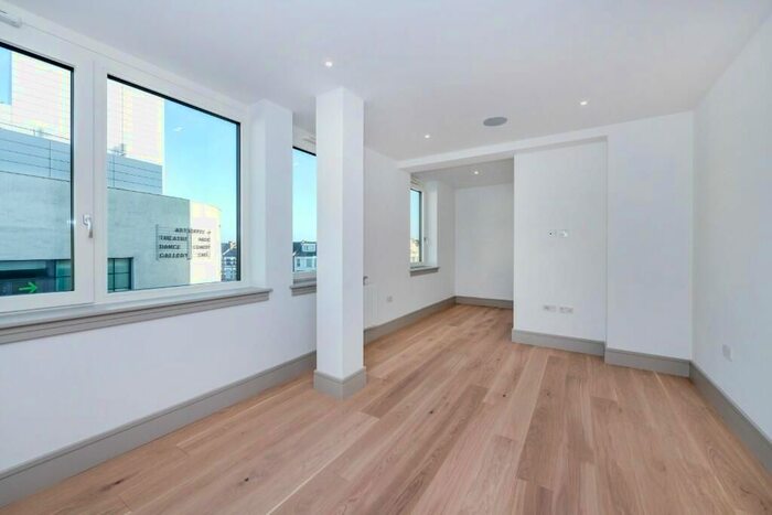 Studio To Rent In High Road, London, N12