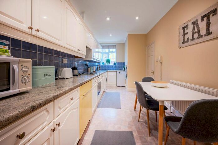 1 Bedroom Flat To Rent In Meadrow, Godalming, GU7