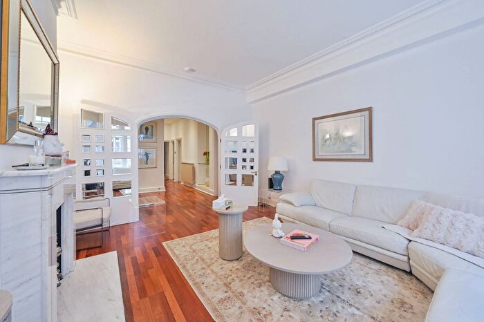3 Bedroom Flat For Sale In Basil Street, Knightsbridge, London, SW3