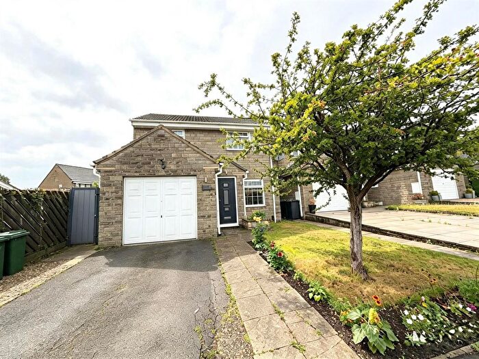 3 Bedroom Detached House For Sale In Westwinn Garth, Leeds, LS14