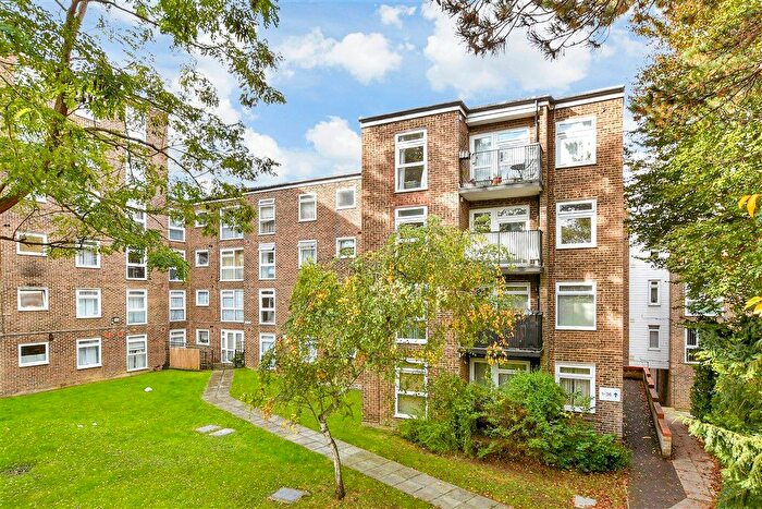 2 Bedroom Flat For Sale In Westmoreland Drive, Sutton, Surrey, SM2