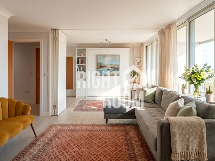 2 Bedroom Flat To Rent In Bed Flat, Endeavour Court, Ocean Village, Southampton, SO14