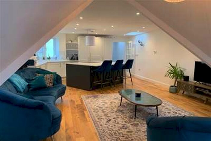 2 Bedroom Flat To Rent In The Broadway, Woodford Green, IG8