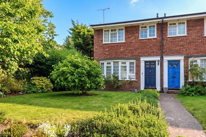 3 Bedroom End Of Terrace House To Rent In Woking, Surrey, GU22