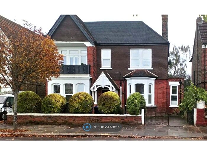 Studio To Rent In Pierrepoint Road, London, W3