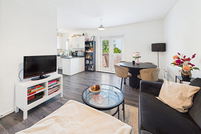 2 Bedroom Apartment For Sale In Adrian Close, Boxmoor, HP1