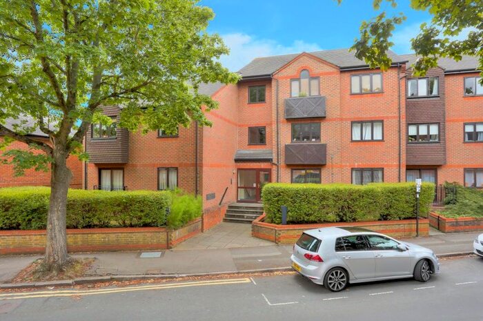 1 Bedroom Flat To Rent In Chatsworth Court, St Albans, Herts AL1