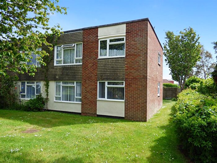 1 Bedroom Flat To Rent In Potters Mead, Littlehampton, BN17
