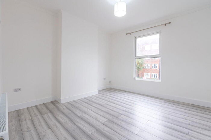2 Bedroom Flat To Rent In Lorne Road, London, N4