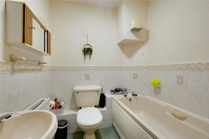 2 Bedroom Flat To Rent In Beach Crescent, Littlehampton, West Sussex, BN17