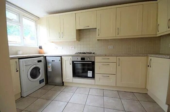 2 Bedroom Maisonette To Rent In Windrush House, Rutland Close, Redhill, RH1