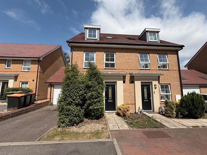 4 Bedroom Semi-Detached House For Sale In Bank Avenue, Dunstable, LU6