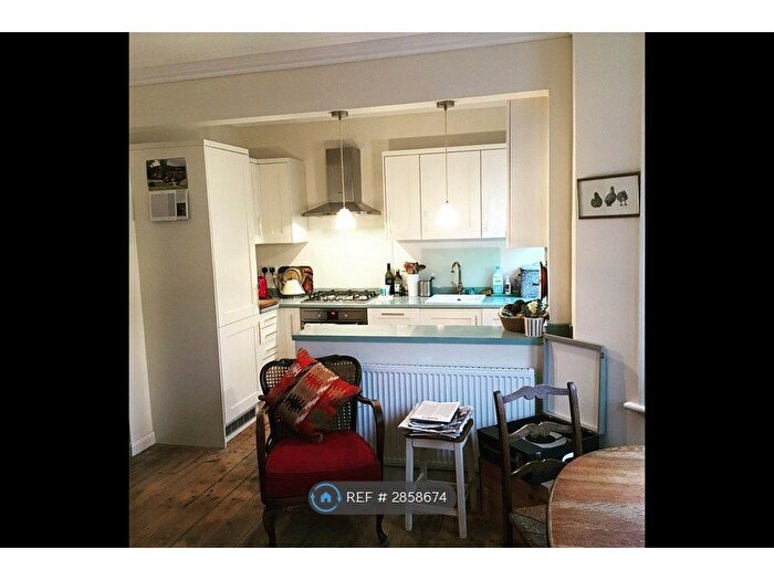 2 Bedroom Flat To Rent In Hackford Road, London, SW9