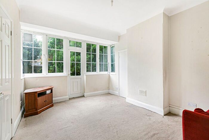 2 Bedroom Flat To Rent In Popes Avenue, Twickenham, TW2
