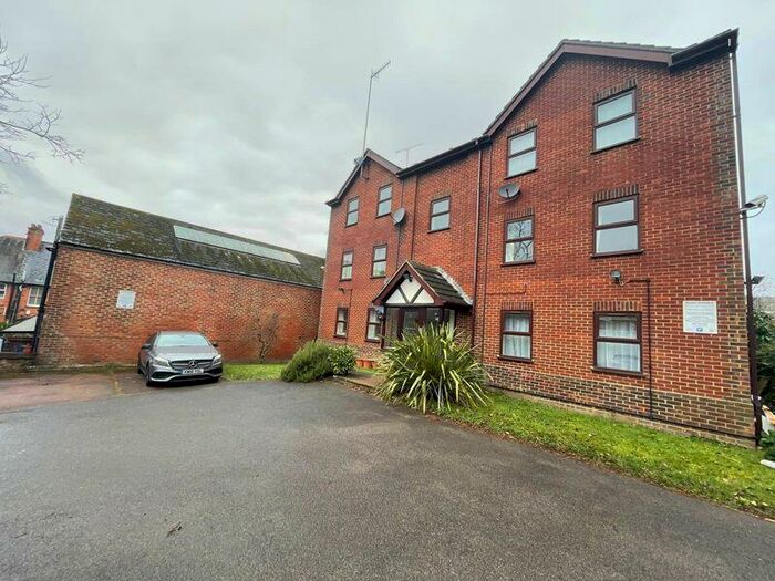 2 Bedroom Flat To Rent In Pound Road, Aldershot, GU12