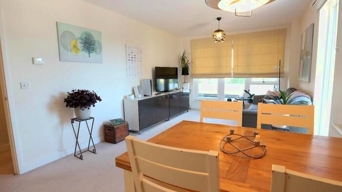 3 Bedroom Flat To Rent In Advertiser Court, Telegraph Avenue, Colinadle, NW9