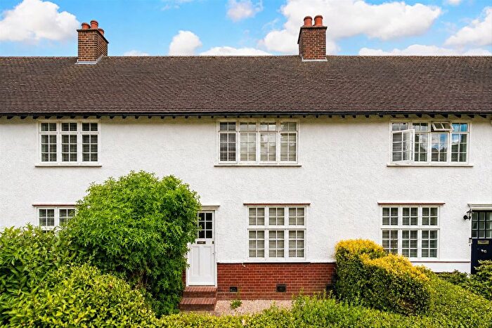 3 Bedroom Flat To Rent In Fowlers Walk, Ealing, W5