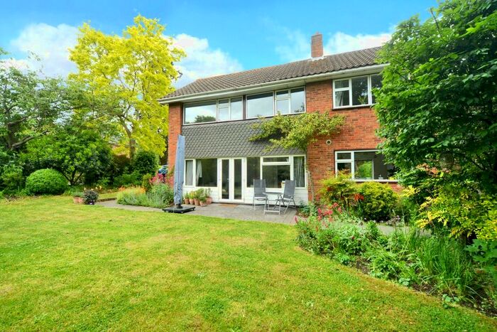 4 Bedroom Detached House To Rent In Dene Close, Worcester Park, Surrey, KT4