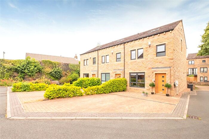 4 Bedroom End Of Terrace House For Sale In The Bridges, Thongsbridge, Holmfirth, HD9