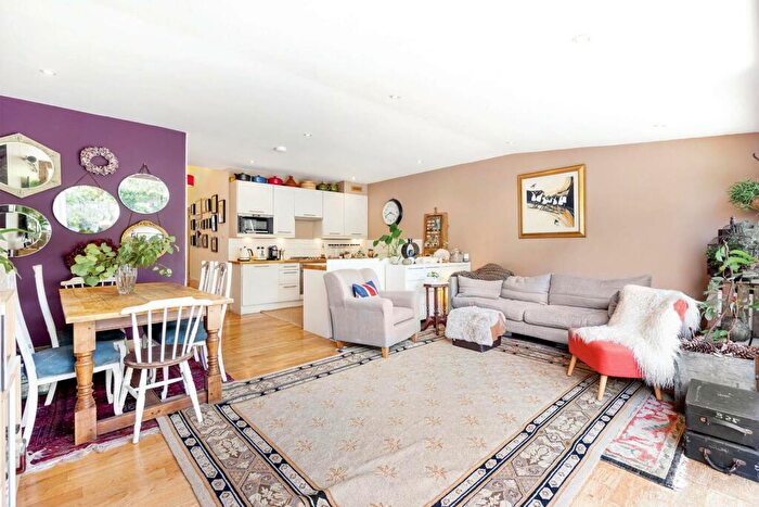 2 Bedroom Flat To Rent In Broomwood Road, Between The Commons, London, SW11