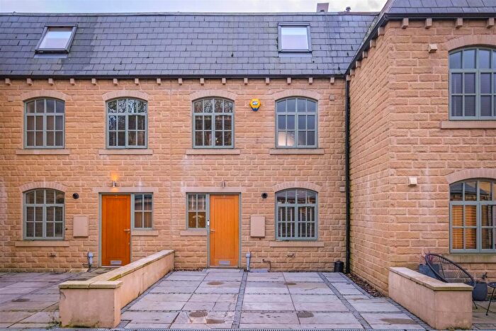 3 Bedroom Town House For Sale In Elland Road, Elland, HX5