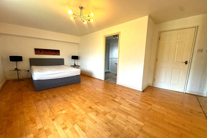 3 Bedroom Flat To Rent In Hartlepool Court, E16