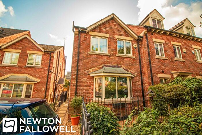 3 Bedroom End Of Terrace House For Sale In Burleigh Court, Tuxford, NG22