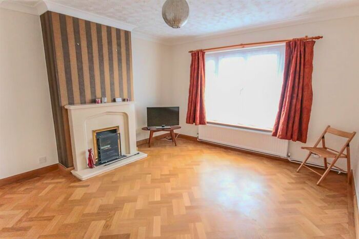 4 Bedroom Semi-Detached Bungalow To Rent In Bramble Rise, Brighton BN1