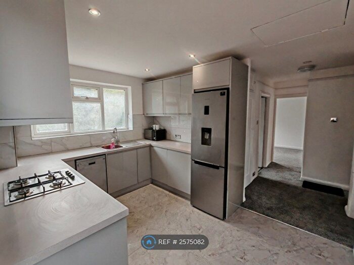 2 Bedroom Maisonette To Rent In The Fairway, London, NW7