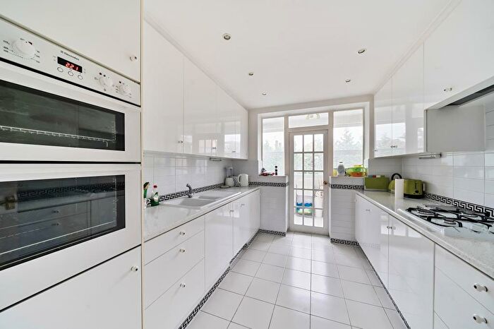 2 Bedroom Flat For Sale In Chessington Court, Finchley, N3