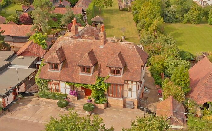 7 Bedroom Detached House For Sale In New Farm Drive, Abridge, RM4