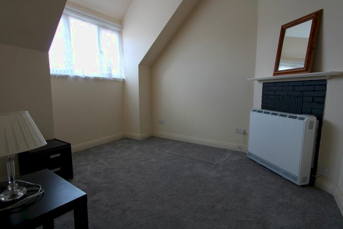2 Bedroom Flat To Rent In Kingsway, Richmond, SW14