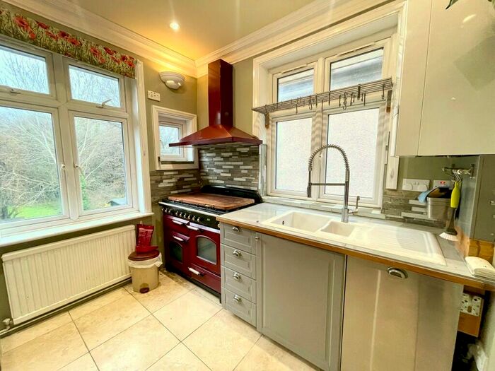 3 Bedroom Maisonette To Rent In The Chine, London, N21