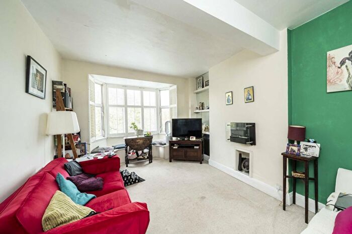 2 Bedroom Flat To Rent In The Pavement, London, SW4