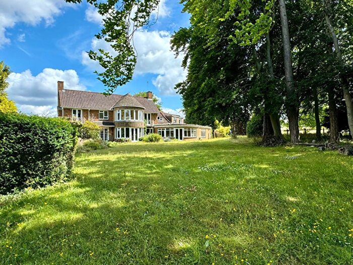 4 Bedroom Detached House For Sale In Oaken Coppice, Ashtead, KT21