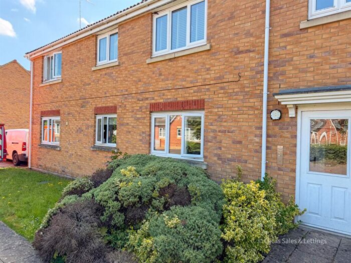 2 Bedroom Flat For Sale In Akela Close, Kettering, NN15