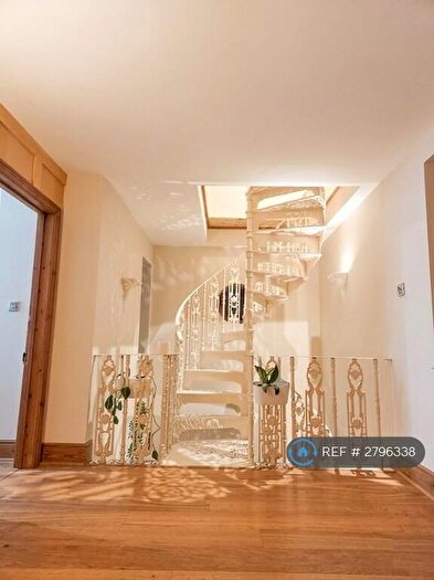 3 Bedroom Maisonette To Rent In Albert Road, Wokingham, RG40