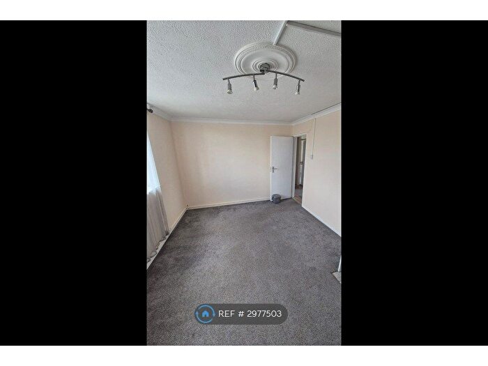 3 Bedroom Flat To Rent In Intalbury Avenue, Aylesbury, HP19