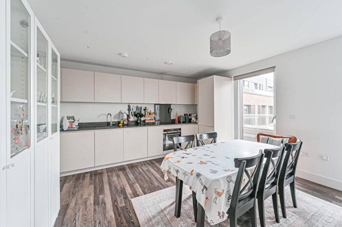 3 Bedroom Flat To Rent In Moulding Lane, Deptford, London, SE14