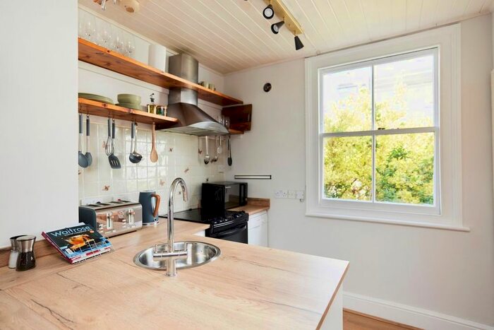 2 Bedroom Flat To Rent In Goldsboro' Road, London, SW8