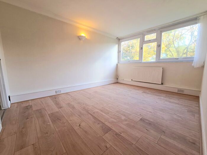 3 Bedroom Flat To Rent In Pendlebury House, London, SE18
