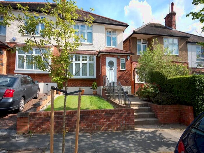 3 Bedroom Semi-Detached House To Rent In Chesterfield Road, Finchley, London, N3