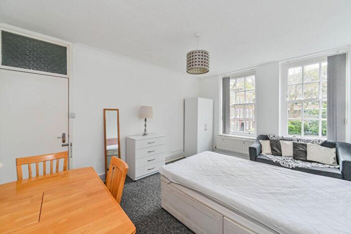 3 Bedroom Flat To Rent In Vicarage Crescent, Battersea Square, London, SW11