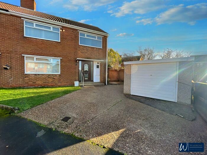 3 Bedroom Semi-Detached House To Rent In Masefield Close, Dinnington, S25