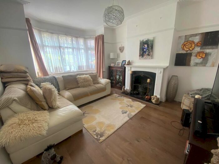 3 Bedroom Maisonette To Rent In Amberley Road, Enfield, EN1